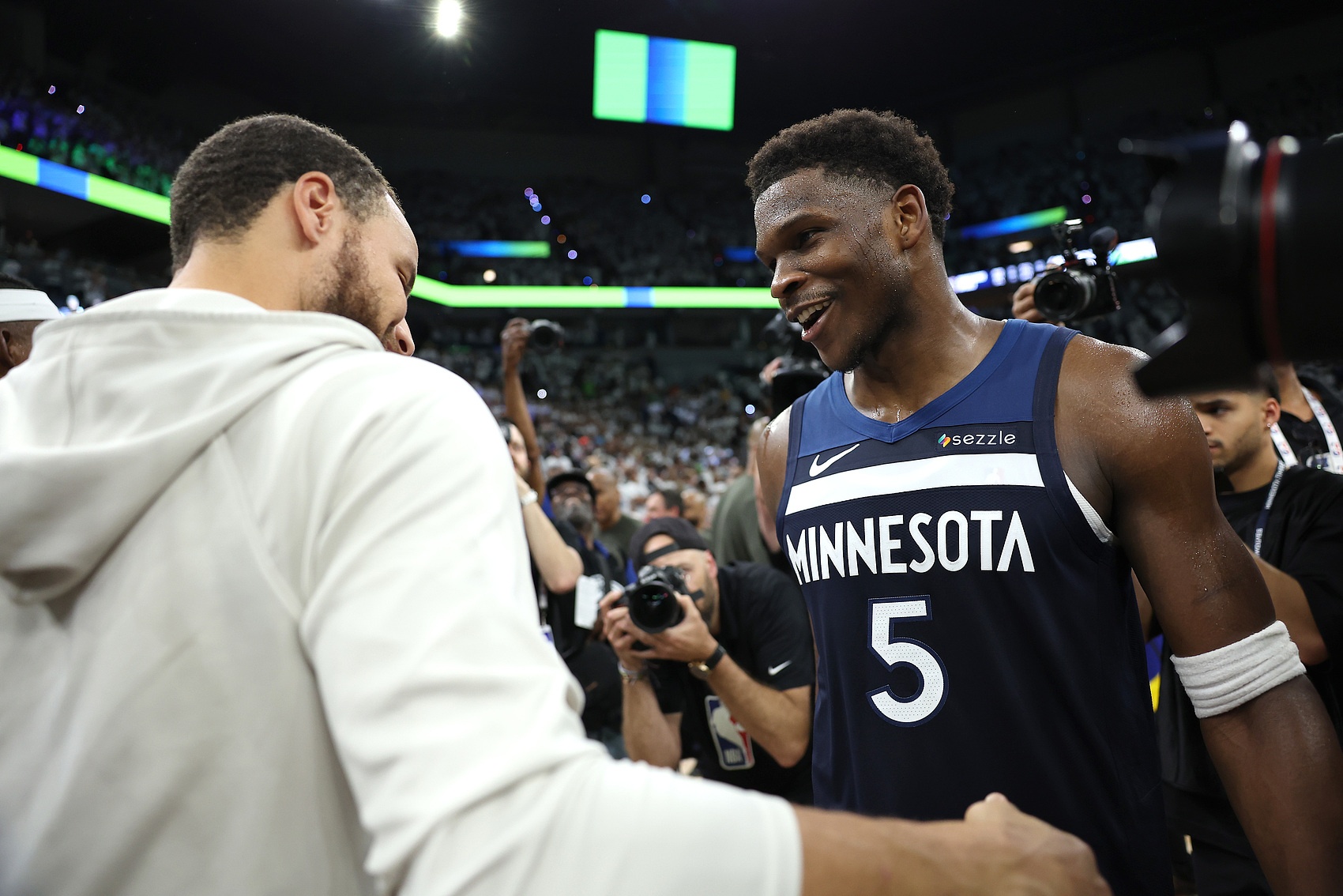 足球新闻-爱德华兹:库里是我兄弟&我爱他的一切 他是最伟大控卫 不太懂rap